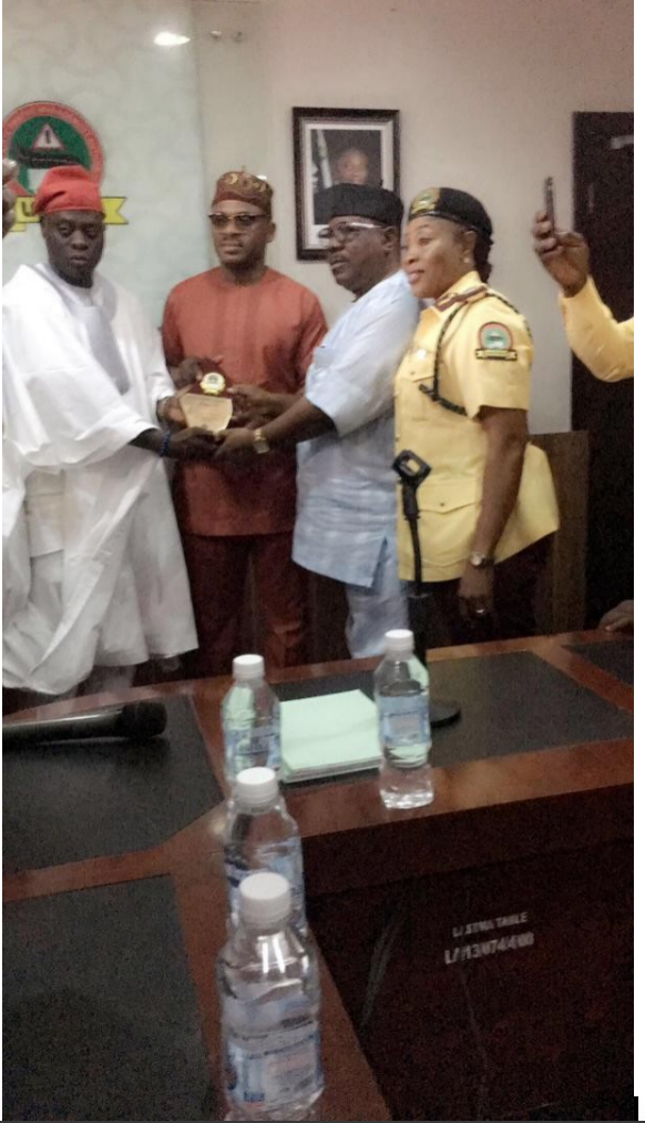 Chief Dr Adeshola Qiwa, Skol Executioner of ST Tamandu Marine Patrol, presents the Meritorious Award to General Manager Olawale Musa of LASTMA at the agency’s headquarters.
