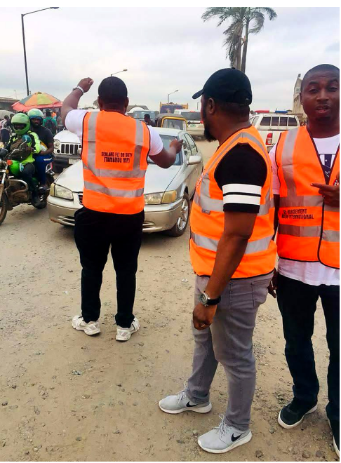 A member of ST Tamandu Marine Patrol directs traffic at Fagba Junction, Iju-Ishaga. The inscription on the vest reads: “Sealand FLT on Duty, Tamandu MP.”